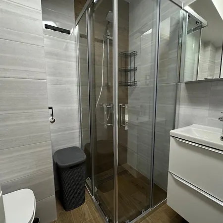 Redlowska Przystan - Plaza, Las, Miasto, Fiesta Apartment *